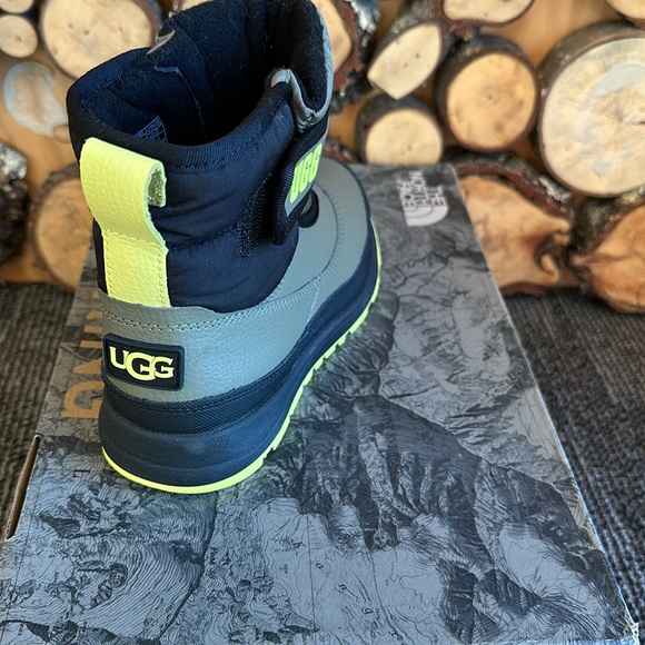NWT UGG Youth Alpenglow boot - Picture 2 of 3
